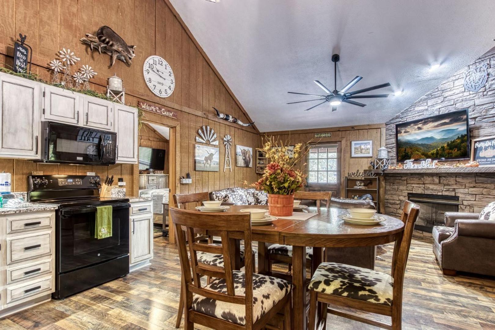 Foto 10: ER26 - Sasquatch Inn - Great Location! Close To Town Resort Pool! cabin