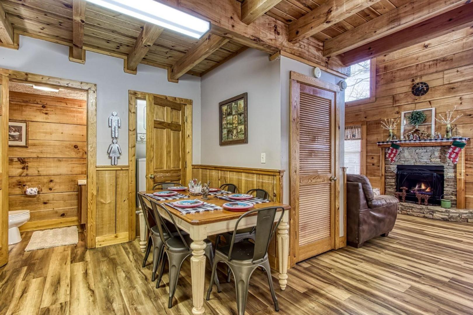 Billede 9: ER83 - Savage Loft - Your Close to the Action Cabin Getaway cabin