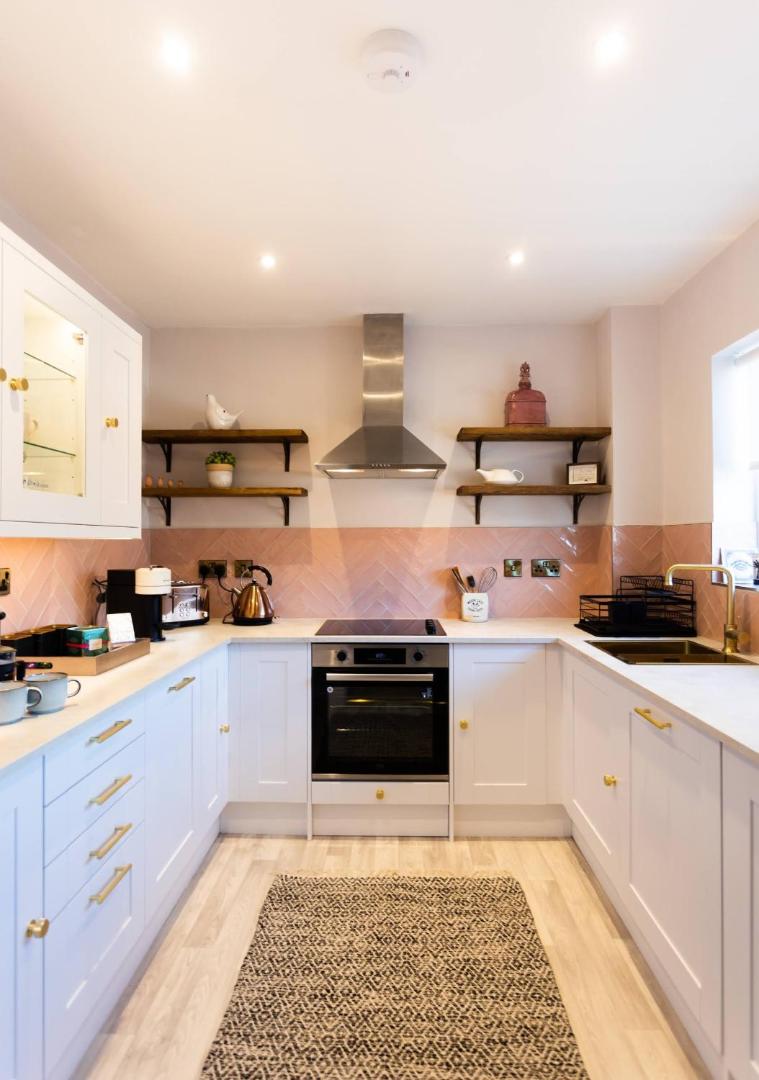 Foto 3: The Wharf - Luxury Apartment in Warwick sleeps 4 with Free Parking - close to Canal-Side & pub - perfect for friends & family breaks, the races or work stays