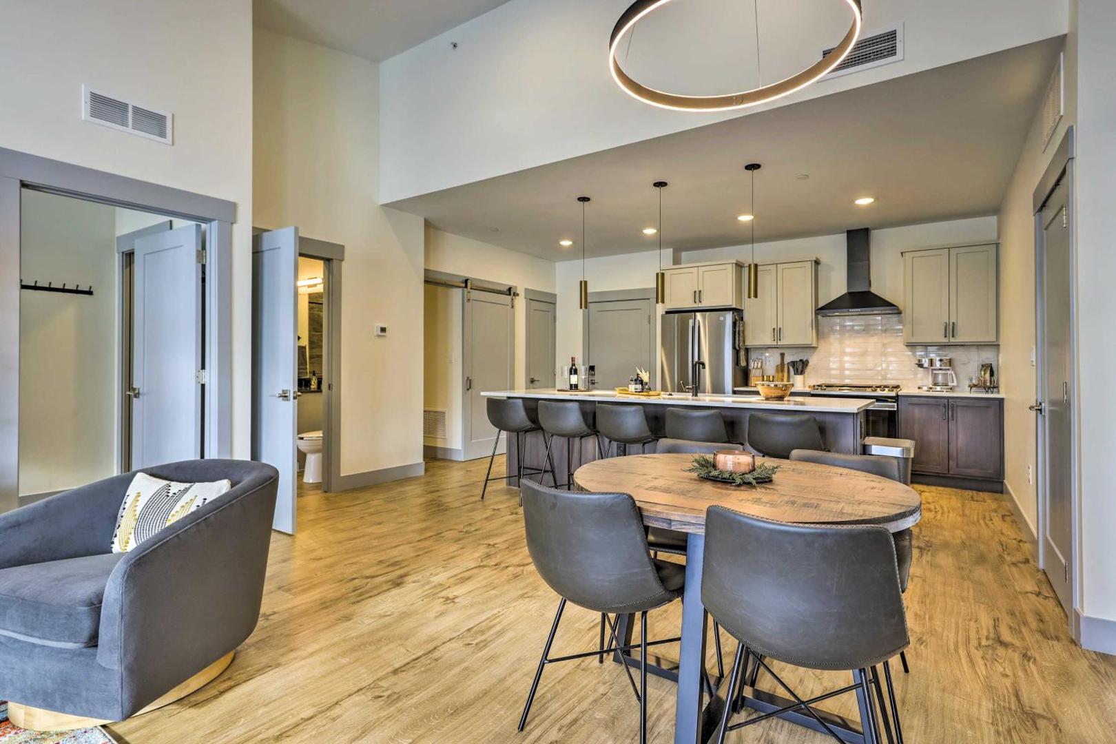 Billede 7: Condo w/ Mountain Views in Heart of Downtown!