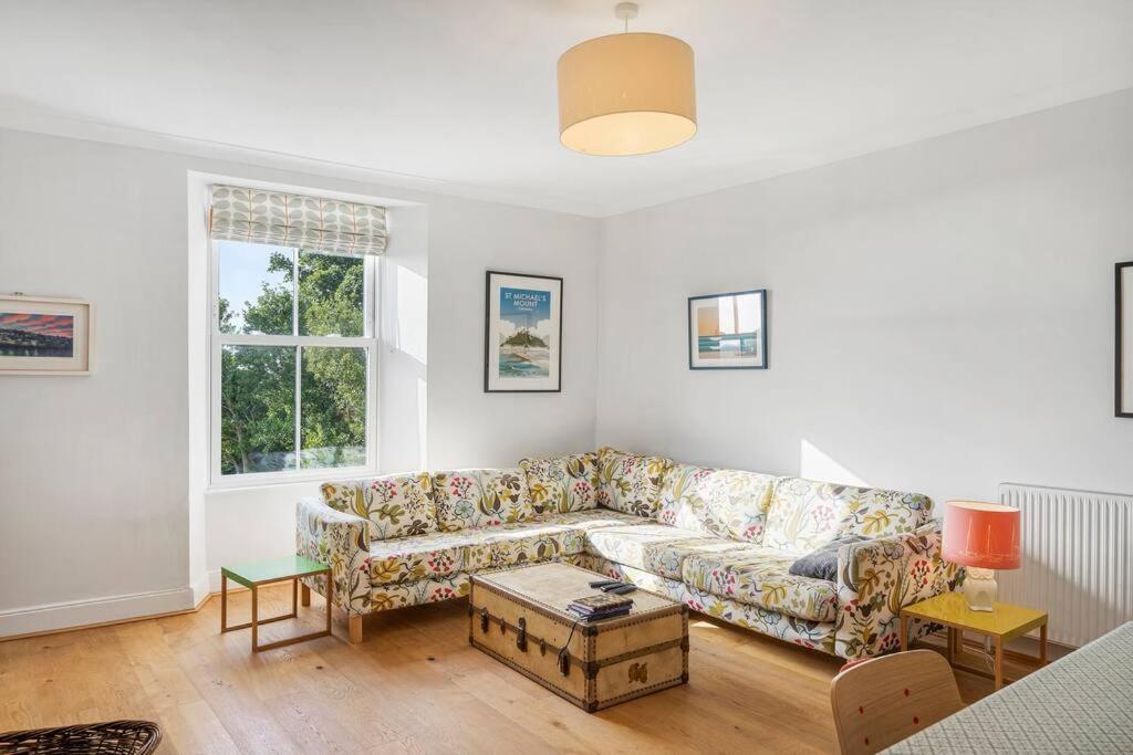 Foto 6: Manacles - Spacious flat near beach with sea views & parking