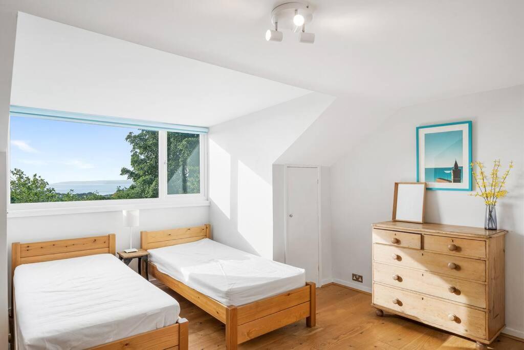 Foto 2: Manacles - Spacious flat near beach with sea views & parking