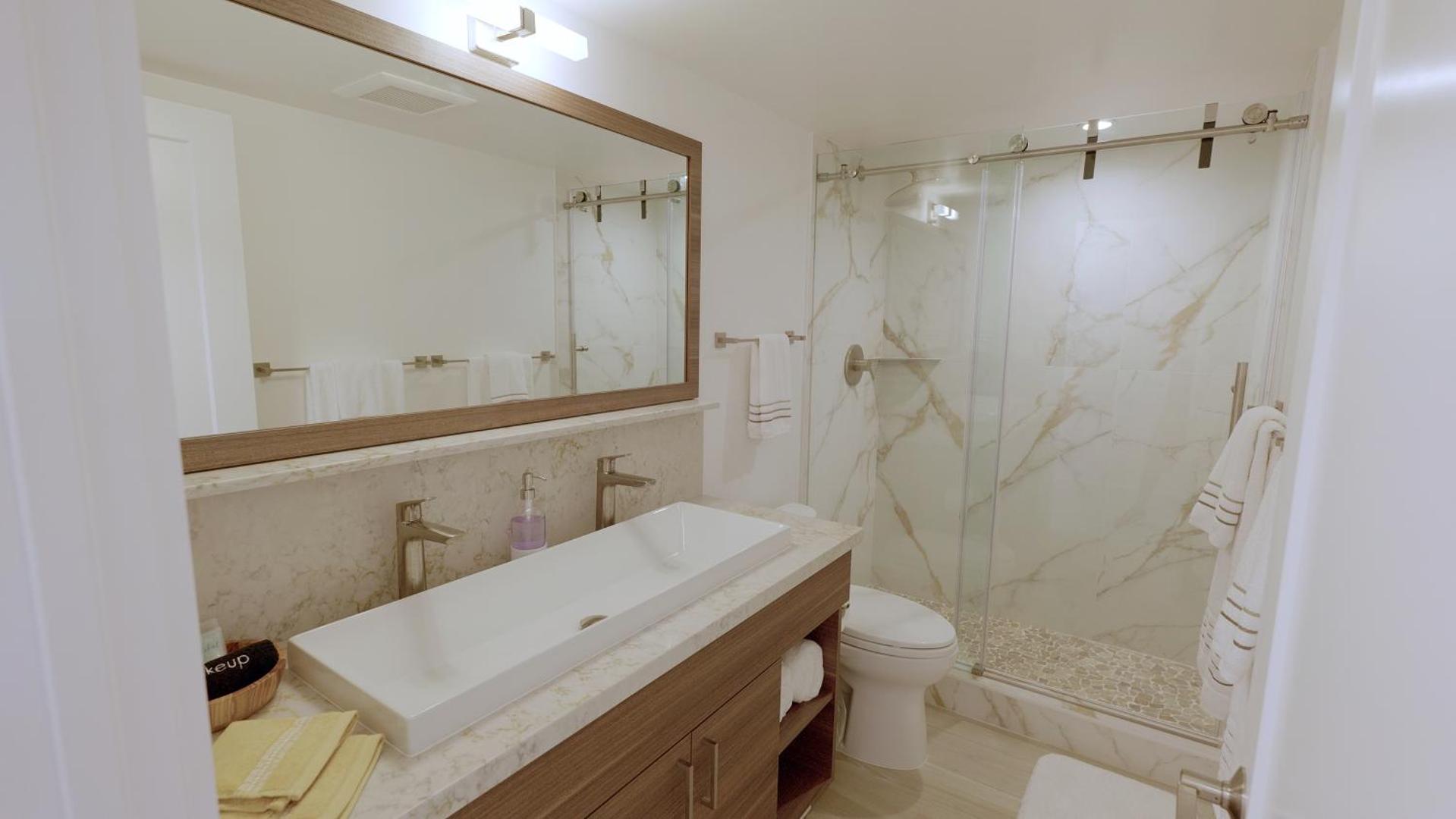 Billede 4: Oceanfront, Gorgeous Sunsets, Dual AC, King Bed, Top Floor Views, Impeccably Remodeled Gem HKOK318