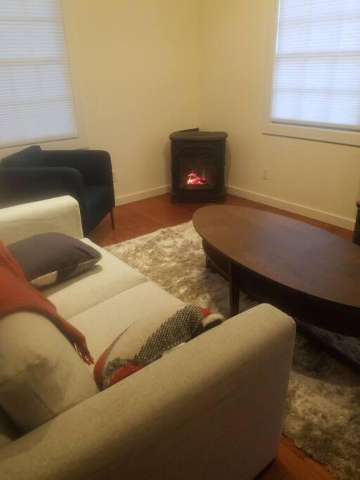 Foto 5: Berkeley Cottage, Comfy, Stylish Good Wi-Fi