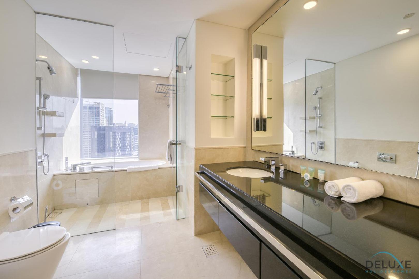 Bilde 10: Upscale Studio at The Address Residences Dubai Marina by Deluxe Holiday Homes