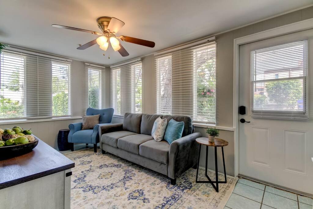 Billede 8: Light & Bright! Quaint Downtown Dunedin Bungalow!