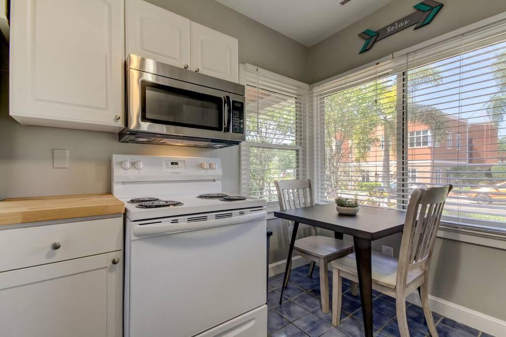 Billede 10: Light & Bright! Quaint Downtown Dunedin Bungalow!