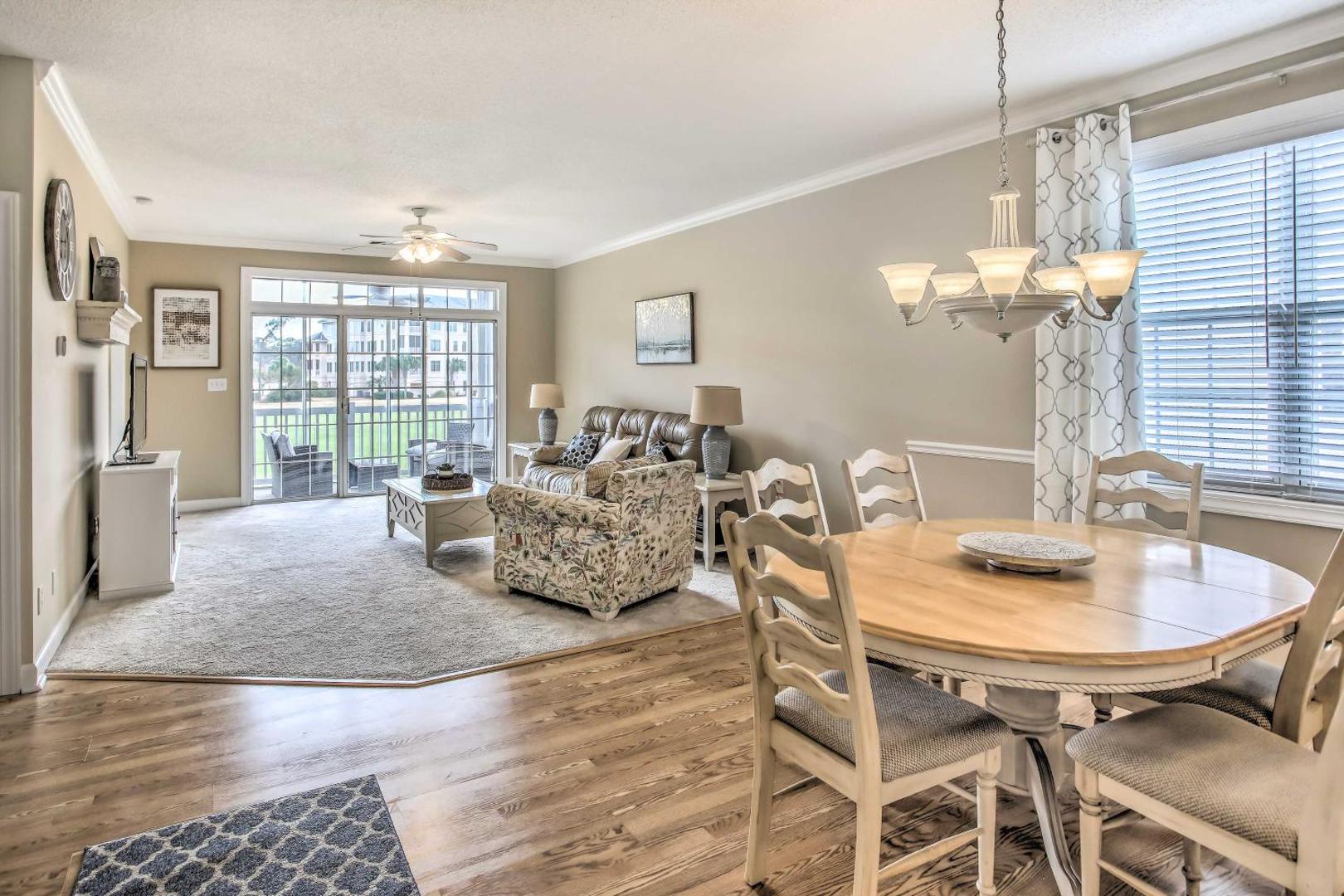 Foto 7: Pool, Beach & Golf: Barefoot Resort Condo!
