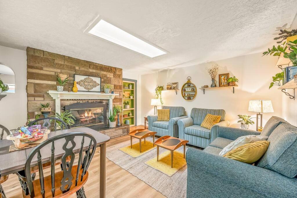 Fotografie 3: Bright, Updated Waterfront Cottage Pets Welcome!