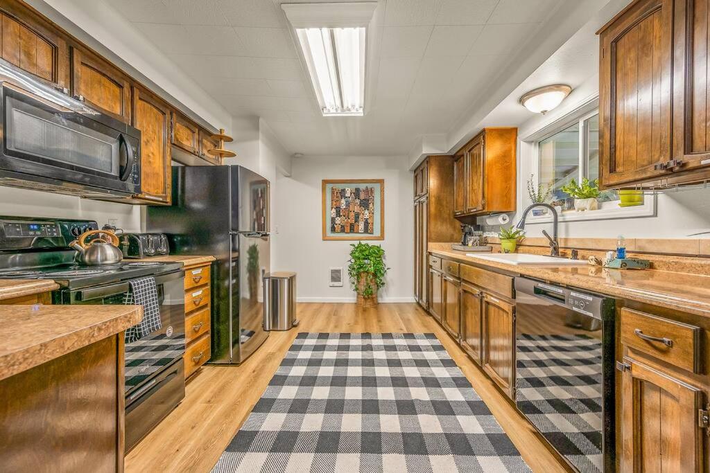 Fotografie 4: Bright, Updated Waterfront Cottage Pets Welcome!