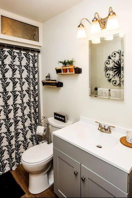 Fotografie 6: Bright, Updated Waterfront Cottage Pets Welcome!