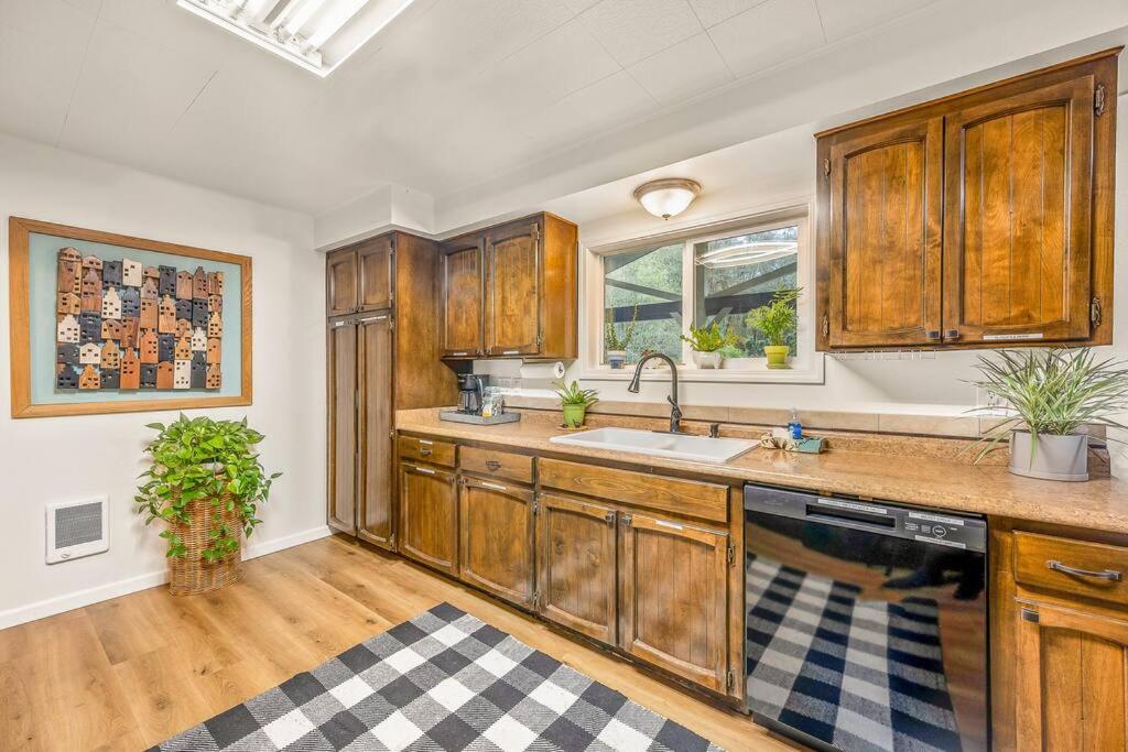 Fotografie 8: Bright, Updated Waterfront Cottage Pets Welcome!