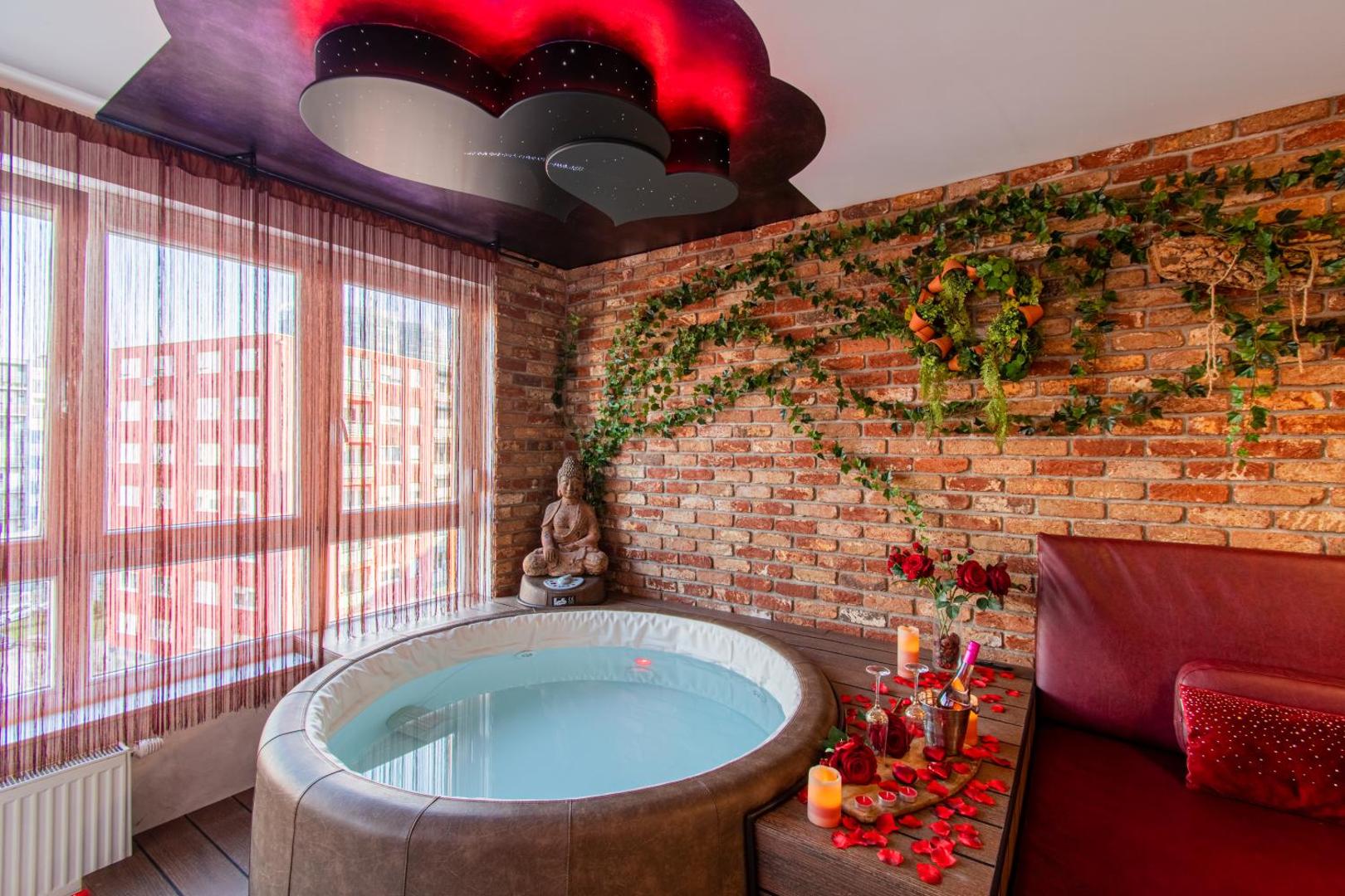 Foto 2: Jacuzzi - Love - BDSM - Extra Luxury - EV chargger - Valentine's Day - Red Room - Flexible SelfCheckIns 28