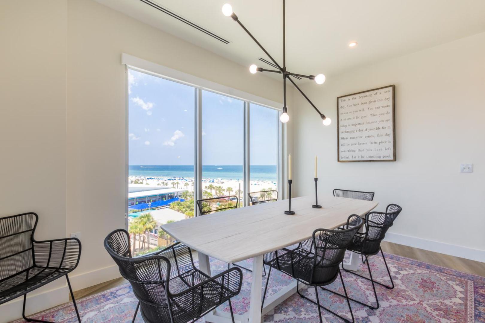 Foto 6: Spacious, 5 BR on the Beach with Rooftop Pool Next to the Hangout!