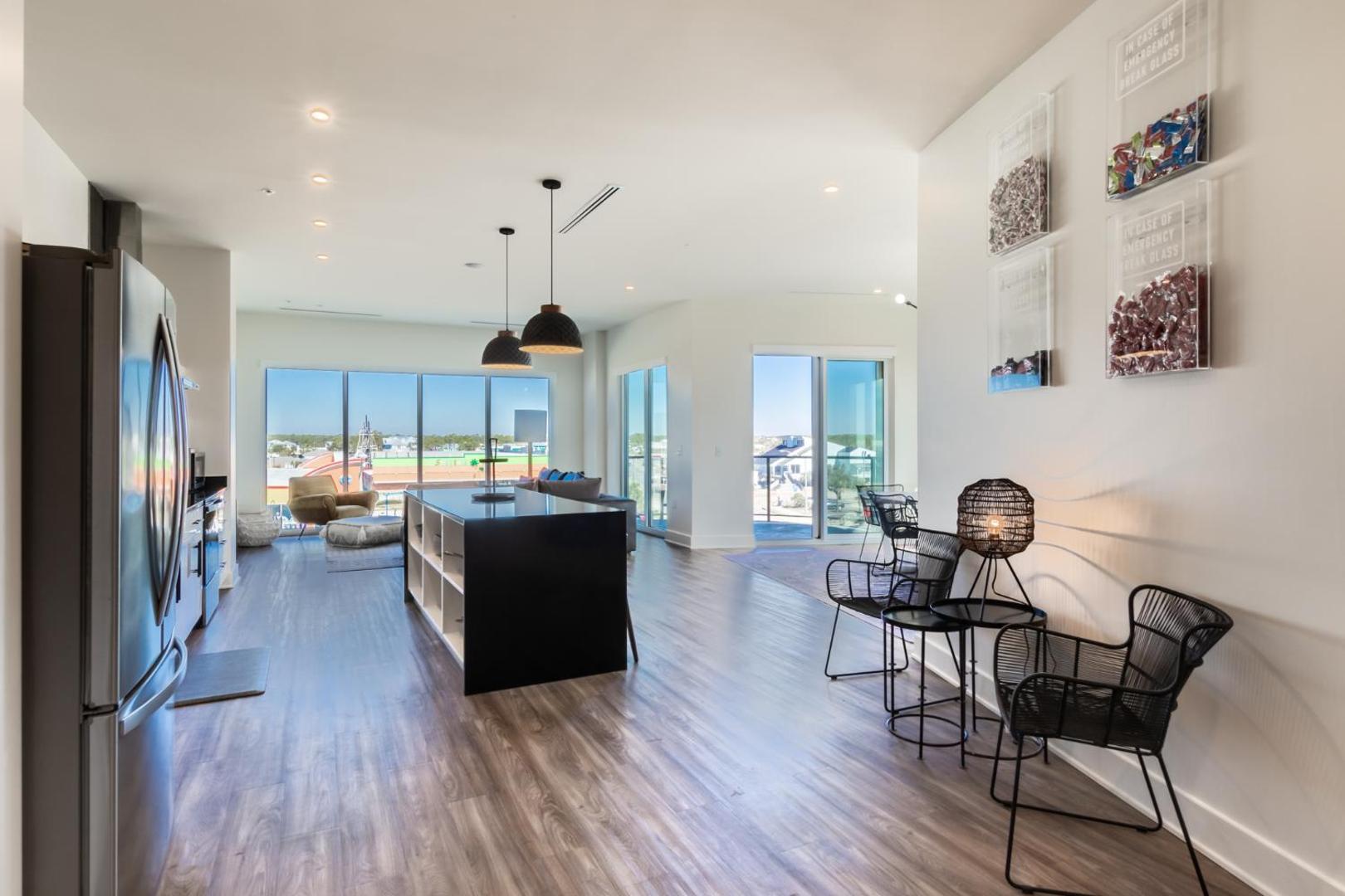 Foto 7: Spacious, 5 BR on the Beach with Rooftop Pool Next to the Hangout!