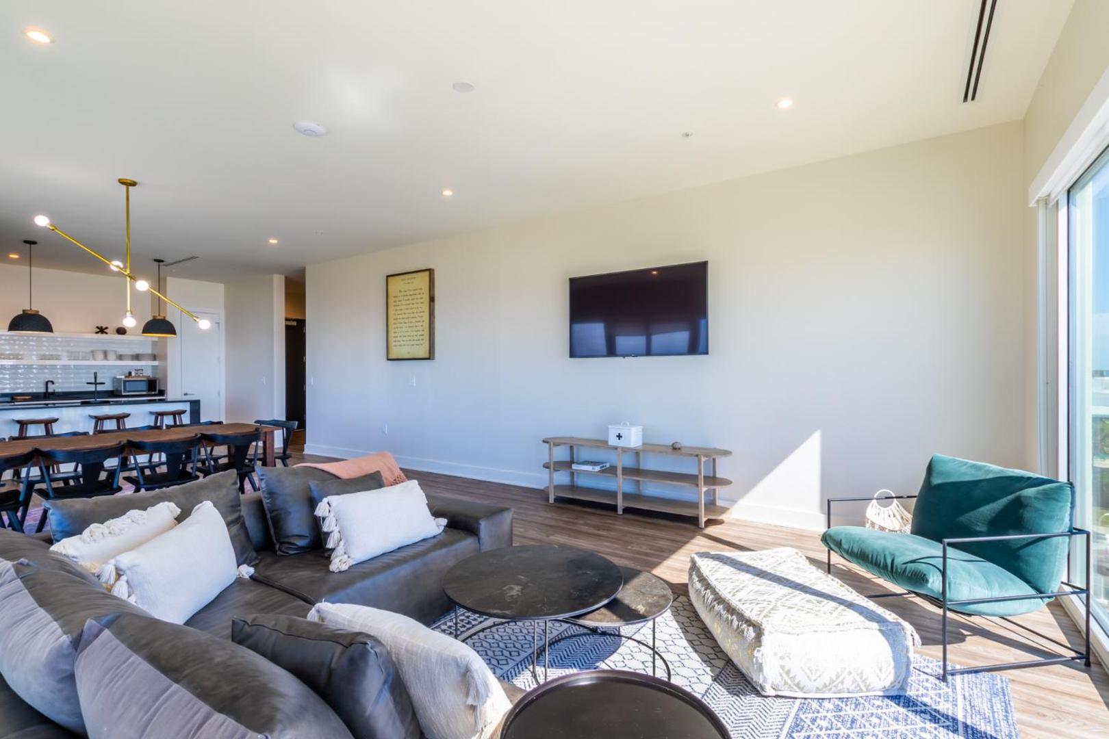 Fotografia 9: Beachfront, Luxury 4 BR Condo with Gulf views next to the Hangout!