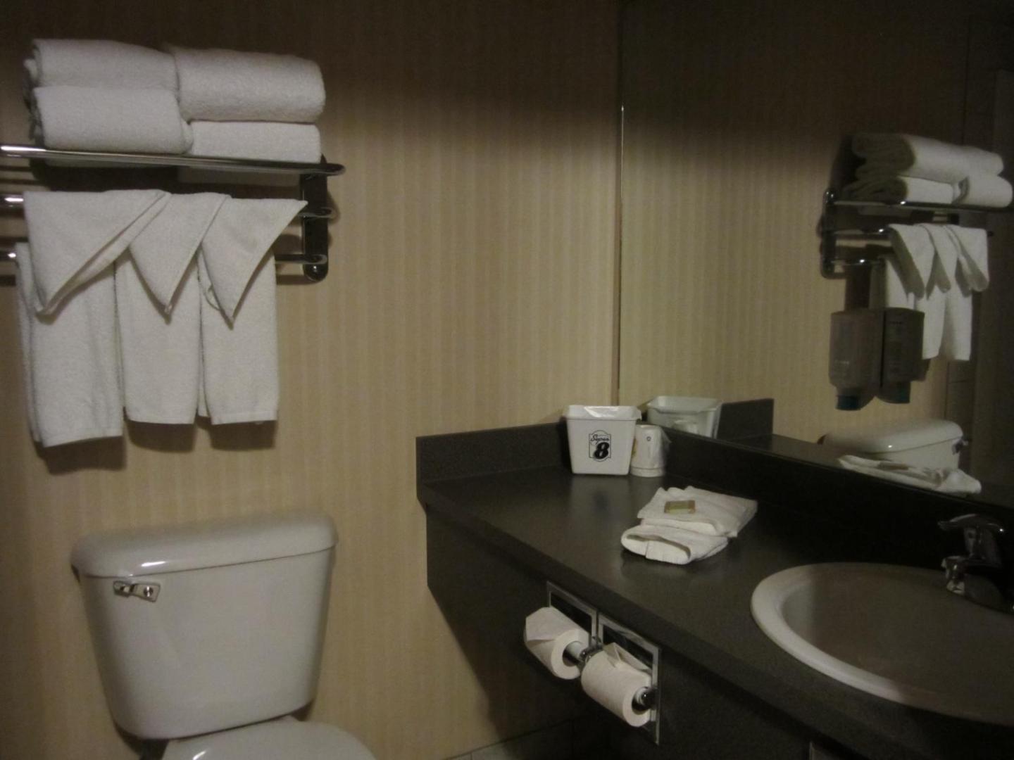 Foto 10: Super 8 by Wyndham Fort St. John BC