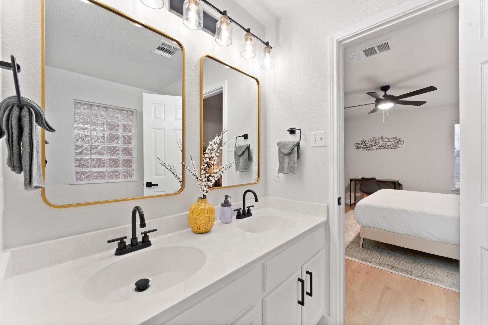 Foto 6: Modern & Homey 3BR Home, Remote Work Friendly, King Beds, Fast WiFi