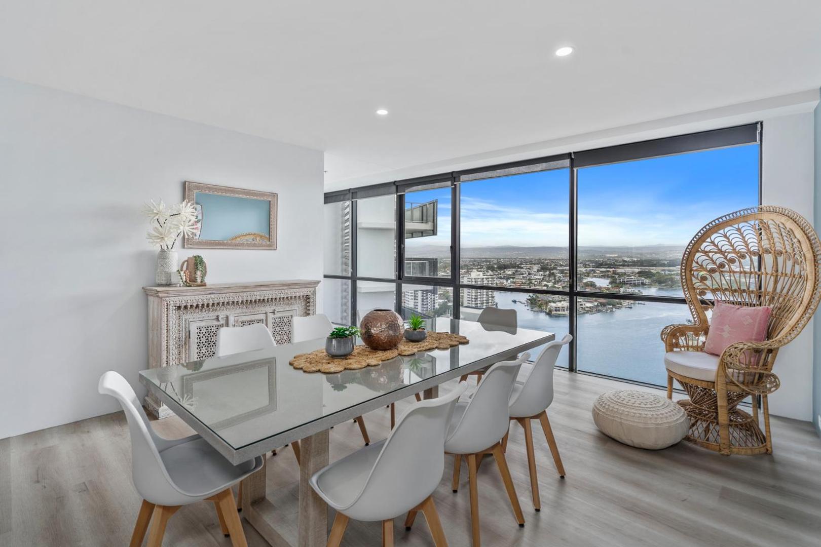 Kuva 10: Circle on Cavill Contemporary Luxury and Spacious Three Bedroom Apartment
