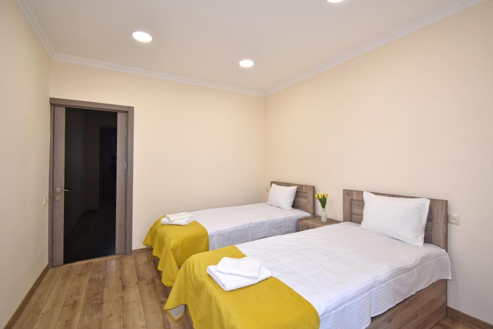 Fotografie 3: Separate beds in a specious apartment, Komitas 27