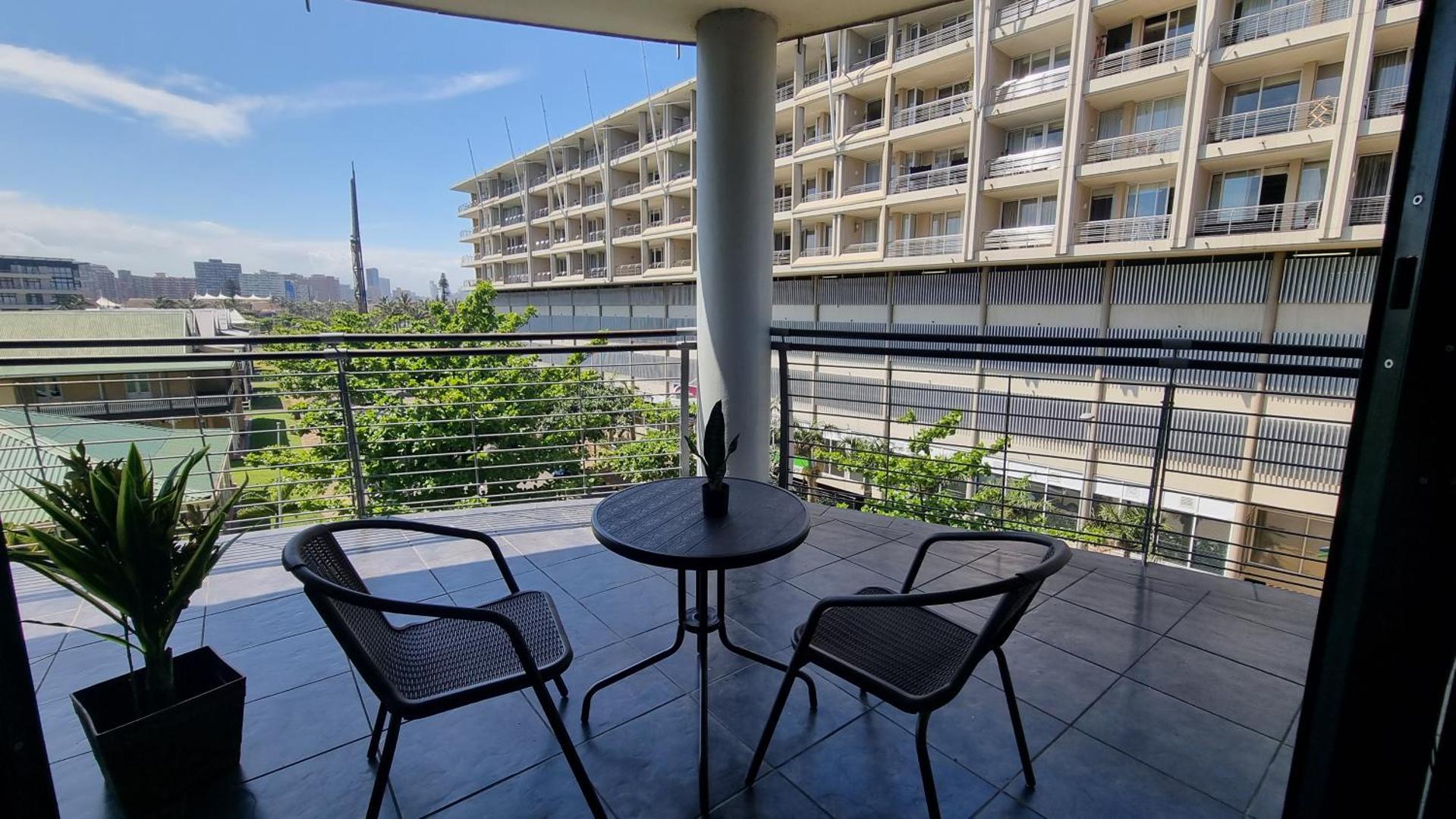Kuva 2: Accommodation Front - Stylish 2 Sleeper near Ushaka Ushaka Marine World