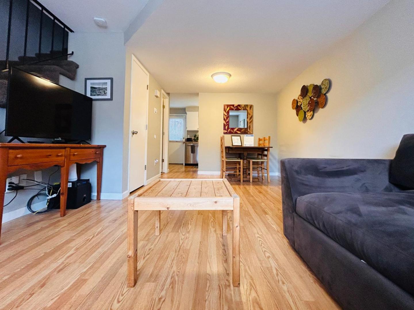 Luxe on Penn Family Friendly, Toddler amenities, baby proof with baby gate, toys, bath toys, cups and plates, Separate Workstation with Desk and Monitor, located in desirable SE Boise next to the Greenbelt and Boise River photo 4