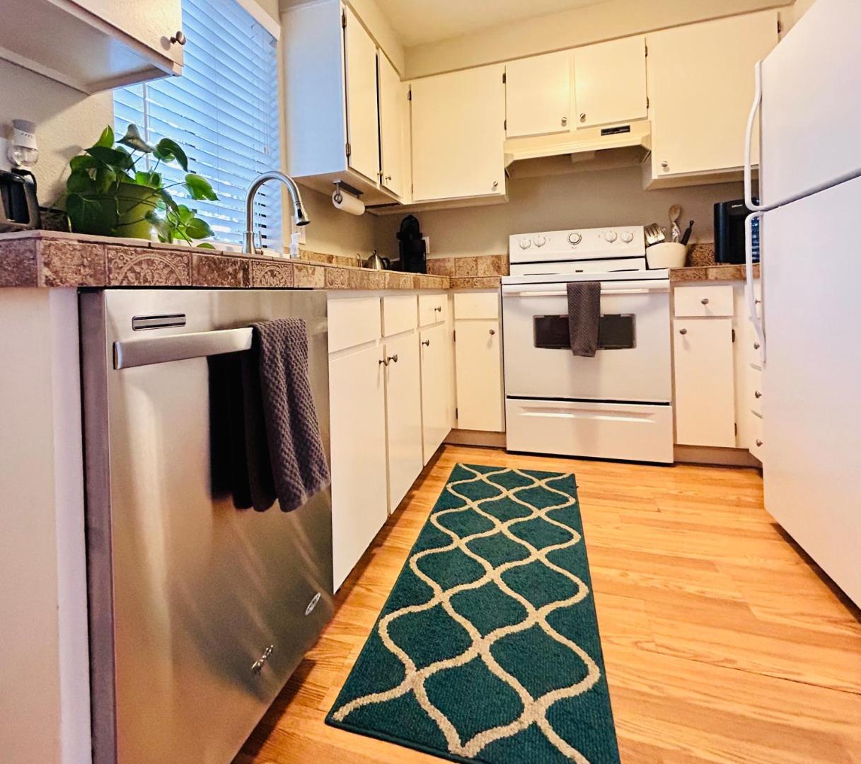 Luxe on Penn Family Friendly, Toddler amenities, baby proof with baby gate, toys, bath toys, cups and plates, Separate Workstation with Desk and Monitor, located in desirable SE Boise next to the Greenbelt and Boise River photo 8