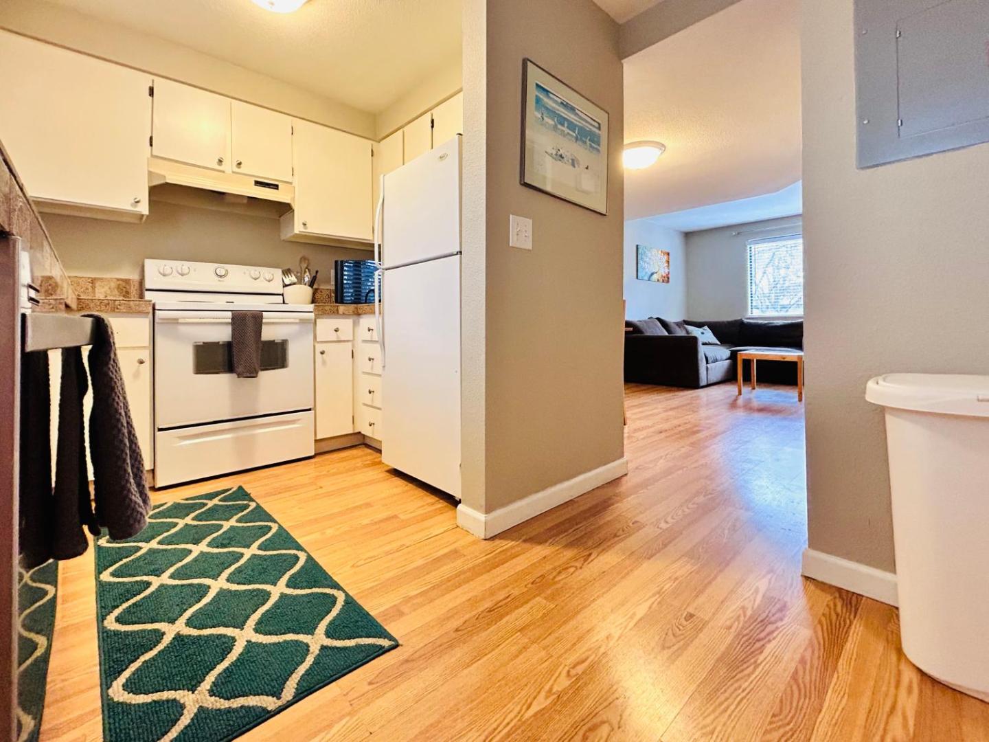 Luxe on Penn Family Friendly, Toddler amenities, baby proof with baby gate, toys, bath toys, cups and plates, Separate Workstation with Desk and Monitor, located in desirable SE Boise next to the Greenbelt and Boise River photo 9