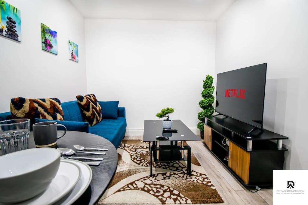 Foto 4: WEEKLY & MONTHLY STAY - Beautiful 2 Bed House with FREE Parking - Relocation, Business & Group - 5 Guests - By Den Accommodation Short Lets & Serviced Accommodation, Woolwich