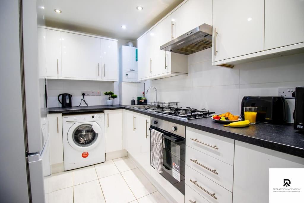 Foto 8: WEEKLY & MONTHLY STAY - Beautiful 2 Bed House with FREE Parking - Relocation, Business & Group - 5 Guests - By Den Accommodation Short Lets & Serviced Accommodation, Woolwich