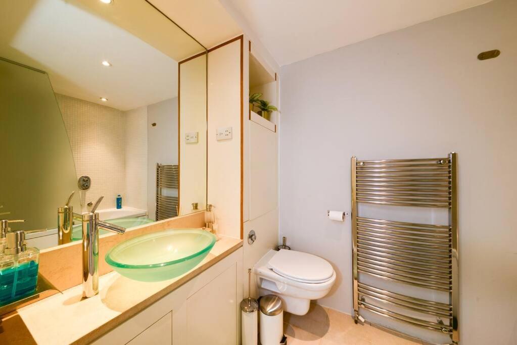 Fotografie 9: MR2 - Charming 1 Bed Apartment, Munster Village - by Short Stories London