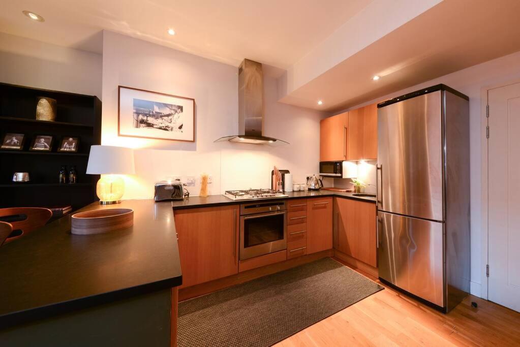 Fotografie 7: MR2 - Charming 1 Bed Apartment, Munster Village - by Short Stories London