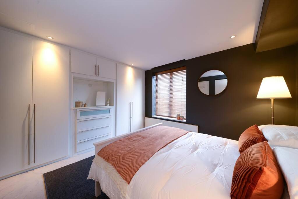 Fotografie 2: MR2 - Charming 1 Bed Apartment, Munster Village - by Short Stories London