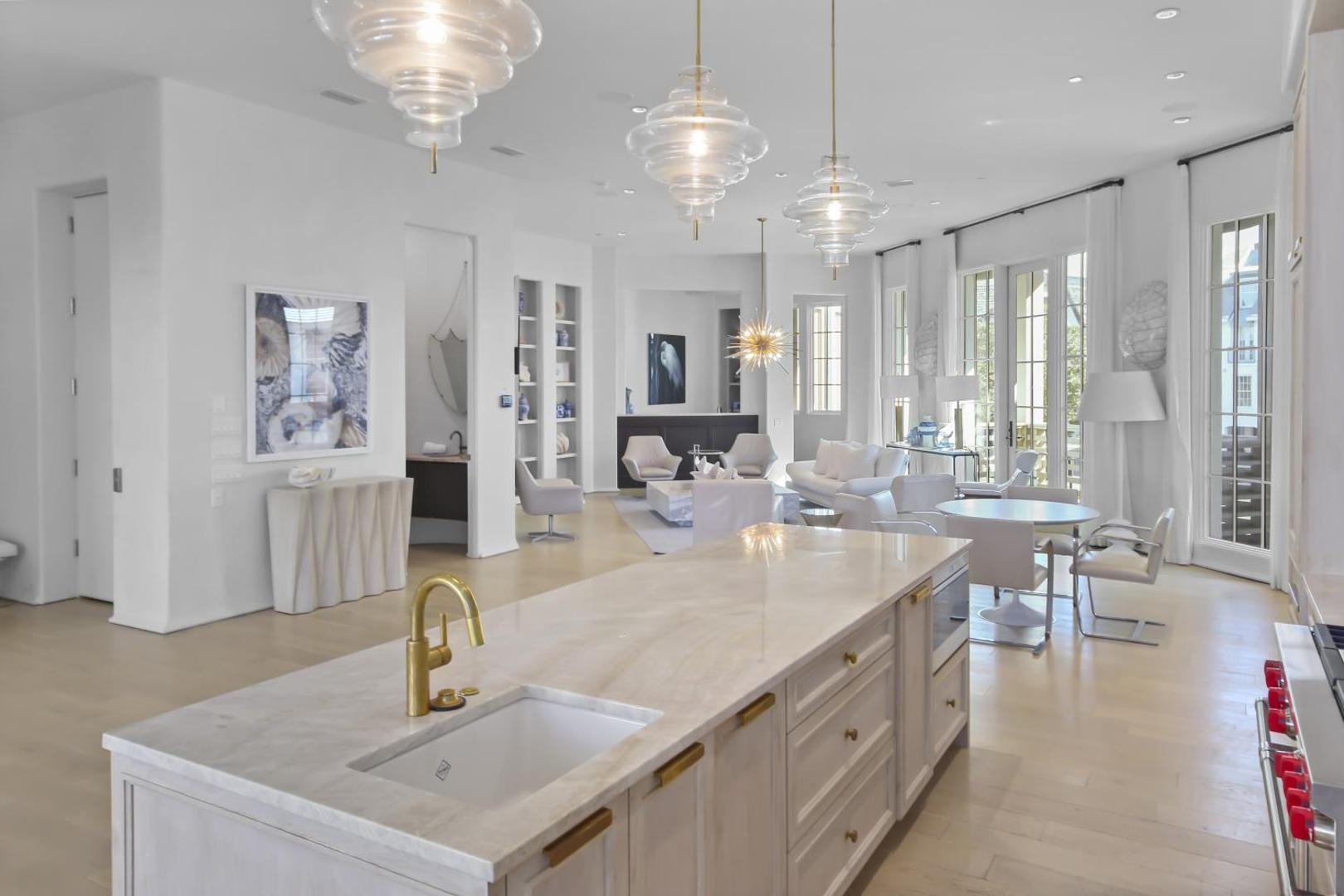 Zdjęcie 10: Private Pool, Gulf Views & Luxurious Features Throughout this Lovely Residence condo