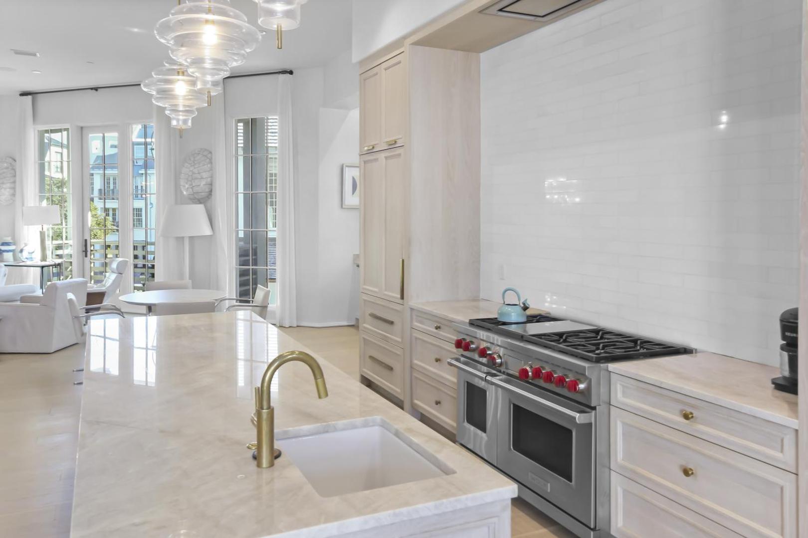 Zdjęcie 9: Private Pool, Gulf Views & Luxurious Features Throughout this Lovely Residence condo