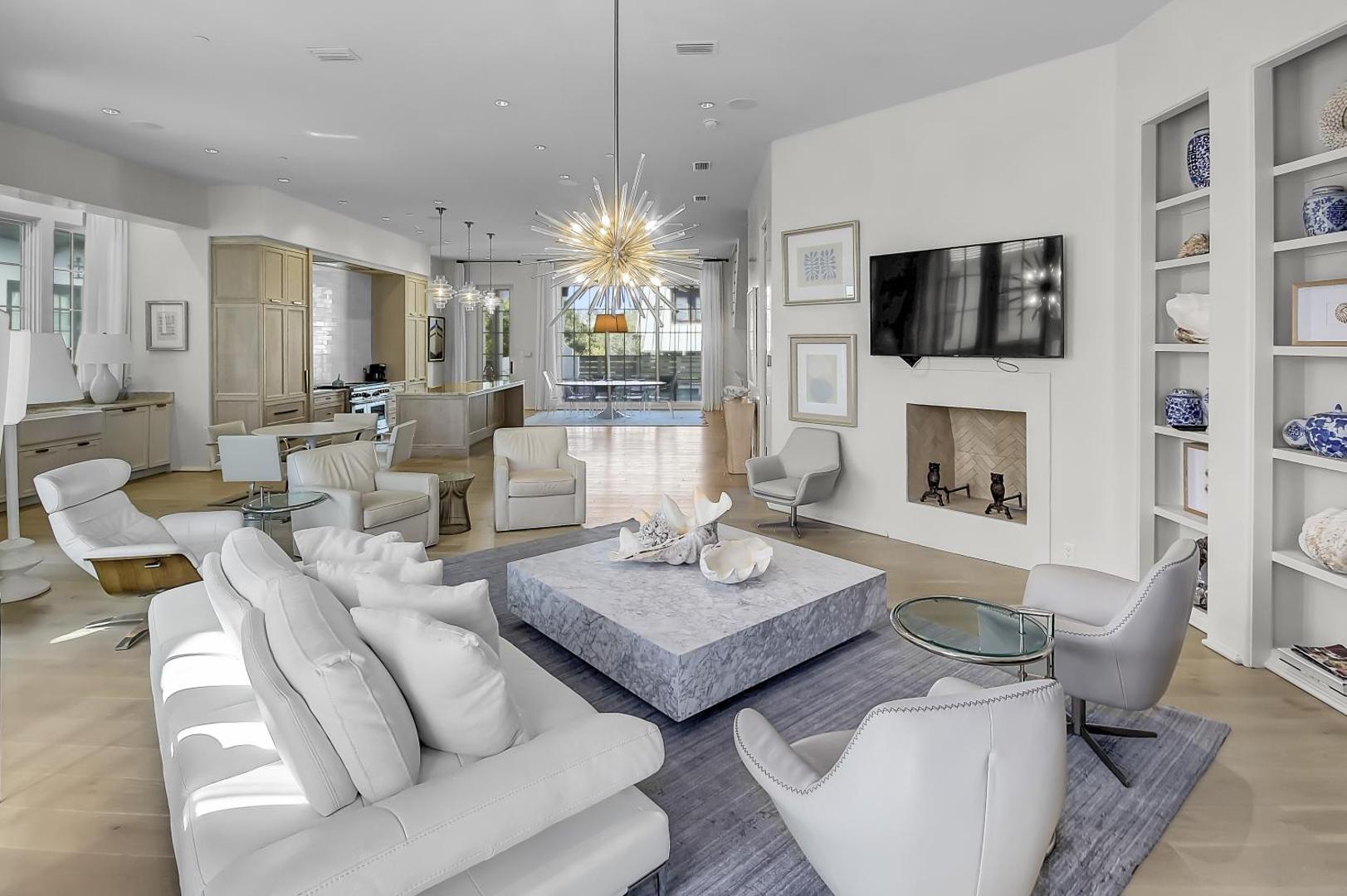 Zdjęcie 5: Private Pool, Gulf Views & Luxurious Features Throughout this Lovely Residence condo