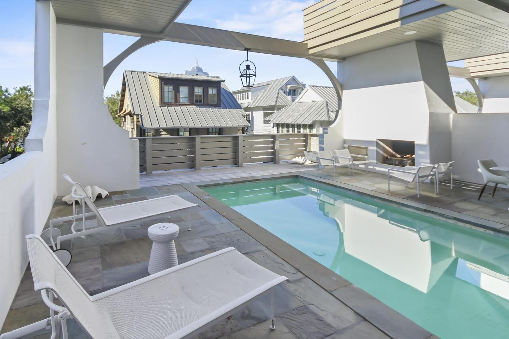 Zdjęcie 2: Private Pool, Gulf Views & Luxurious Features Throughout this Lovely Residence condo