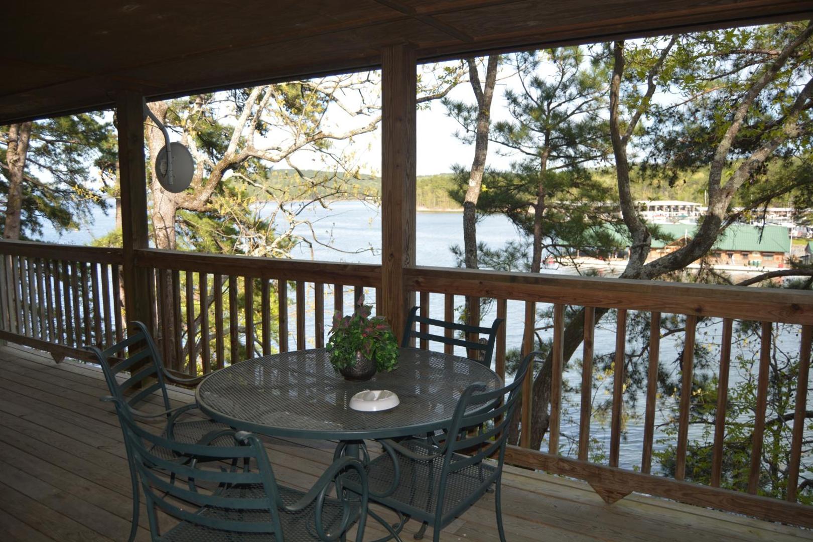 Bilde 3: C14 - Two bedroom, two bath, log-sided, luxury Harbor North cottage overlooking Lake Ouachita