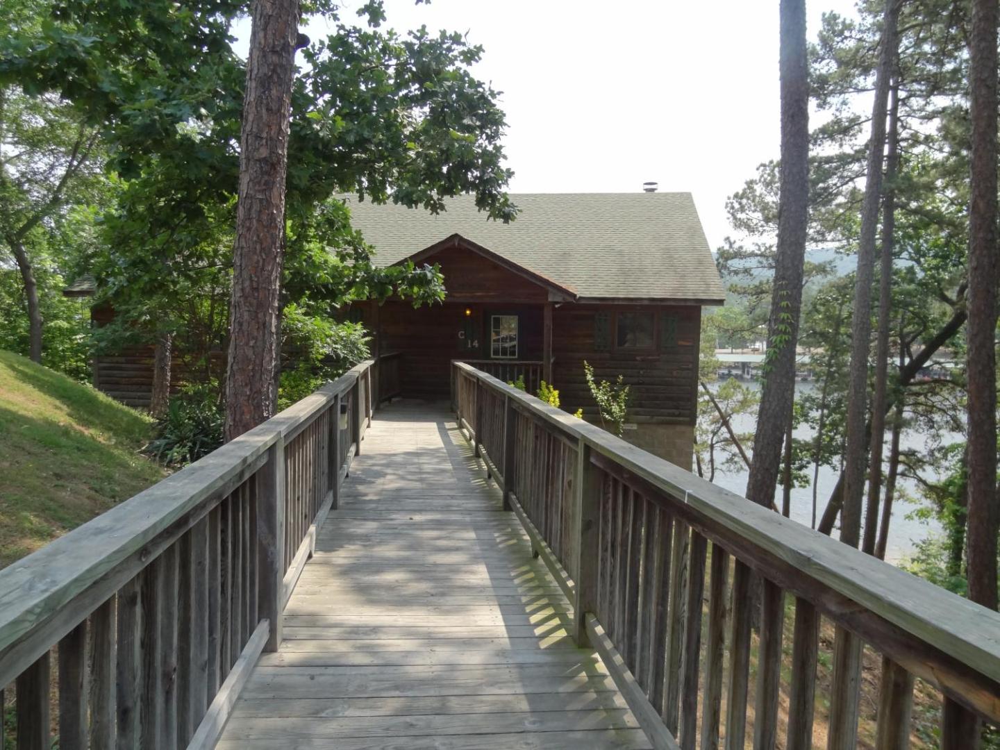 Bilde 6: C14 - Two bedroom, two bath, log-sided, luxury Harbor North cottage overlooking Lake Ouachita