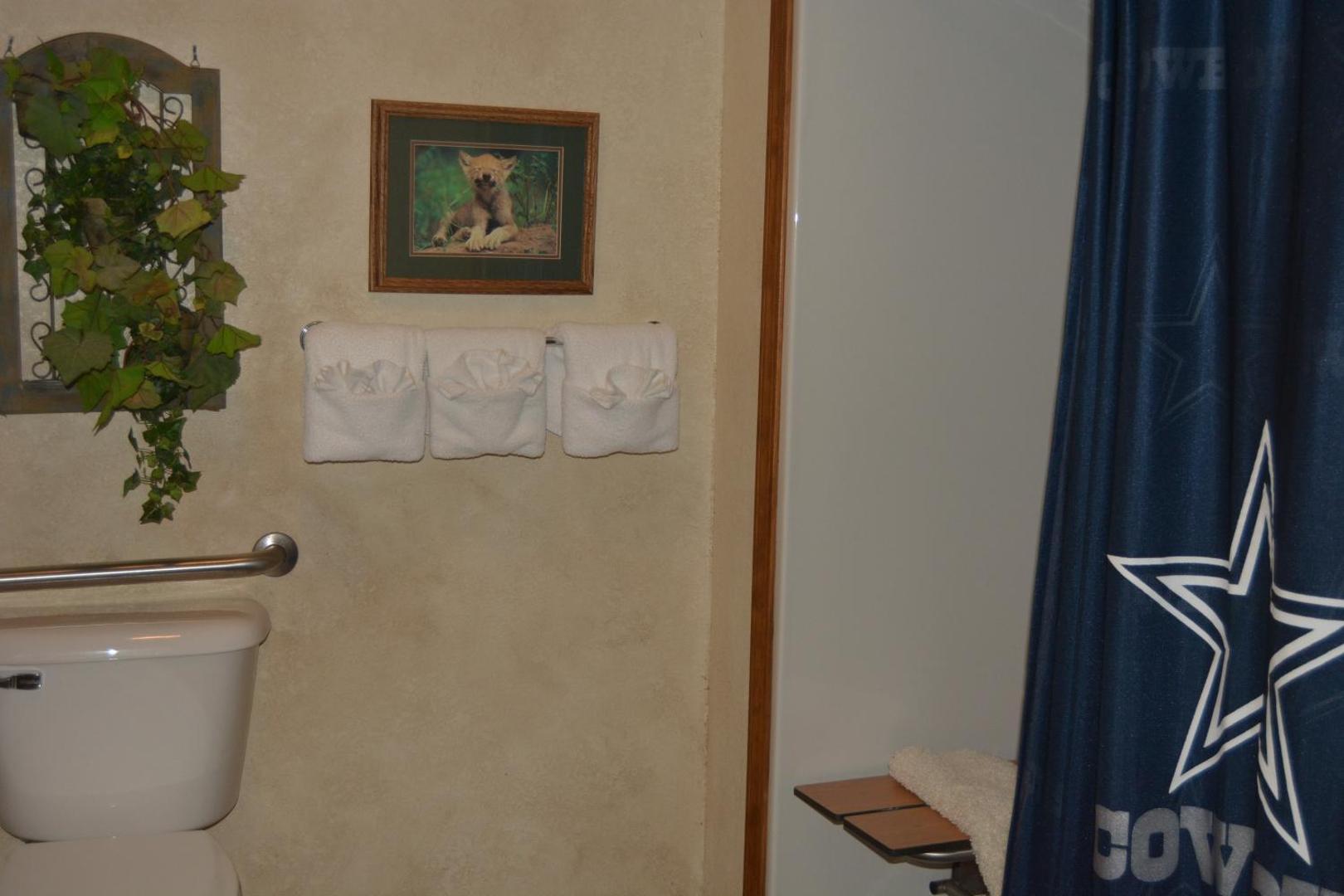 Bilde 8: C14 - Two bedroom, two bath, log-sided, luxury Harbor North cottage overlooking Lake Ouachita