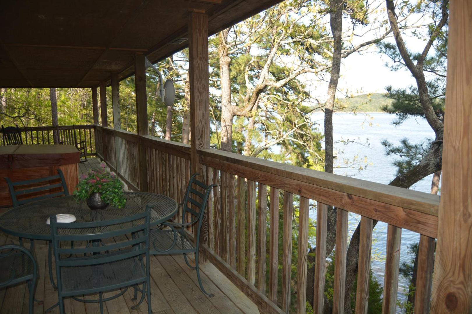 Bilde 7: C14 - Two bedroom, two bath, log-sided, luxury Harbor North cottage overlooking Lake Ouachita
