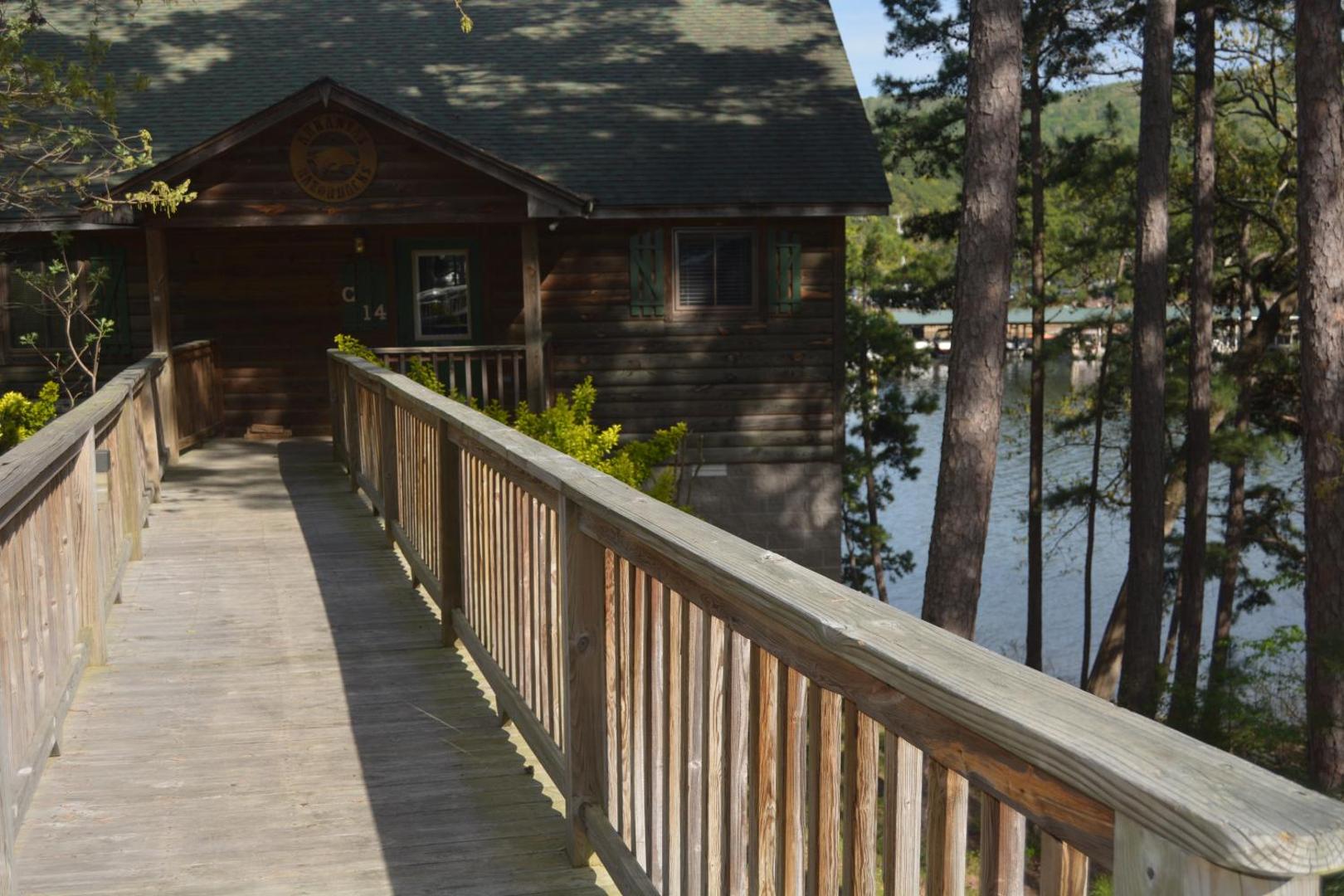 Bilde 10: C14 - Two bedroom, two bath, log-sided, luxury Harbor North cottage overlooking Lake Ouachita