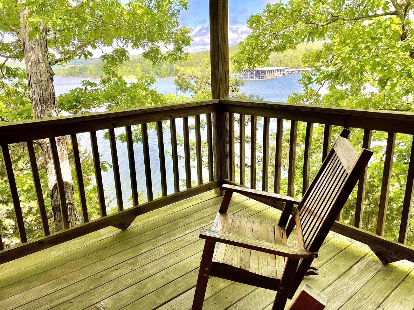 Bild 3: C17 - Lake view three bedroom, three bath log-sided cottage with private hot tub overlooking Lake Ouachita