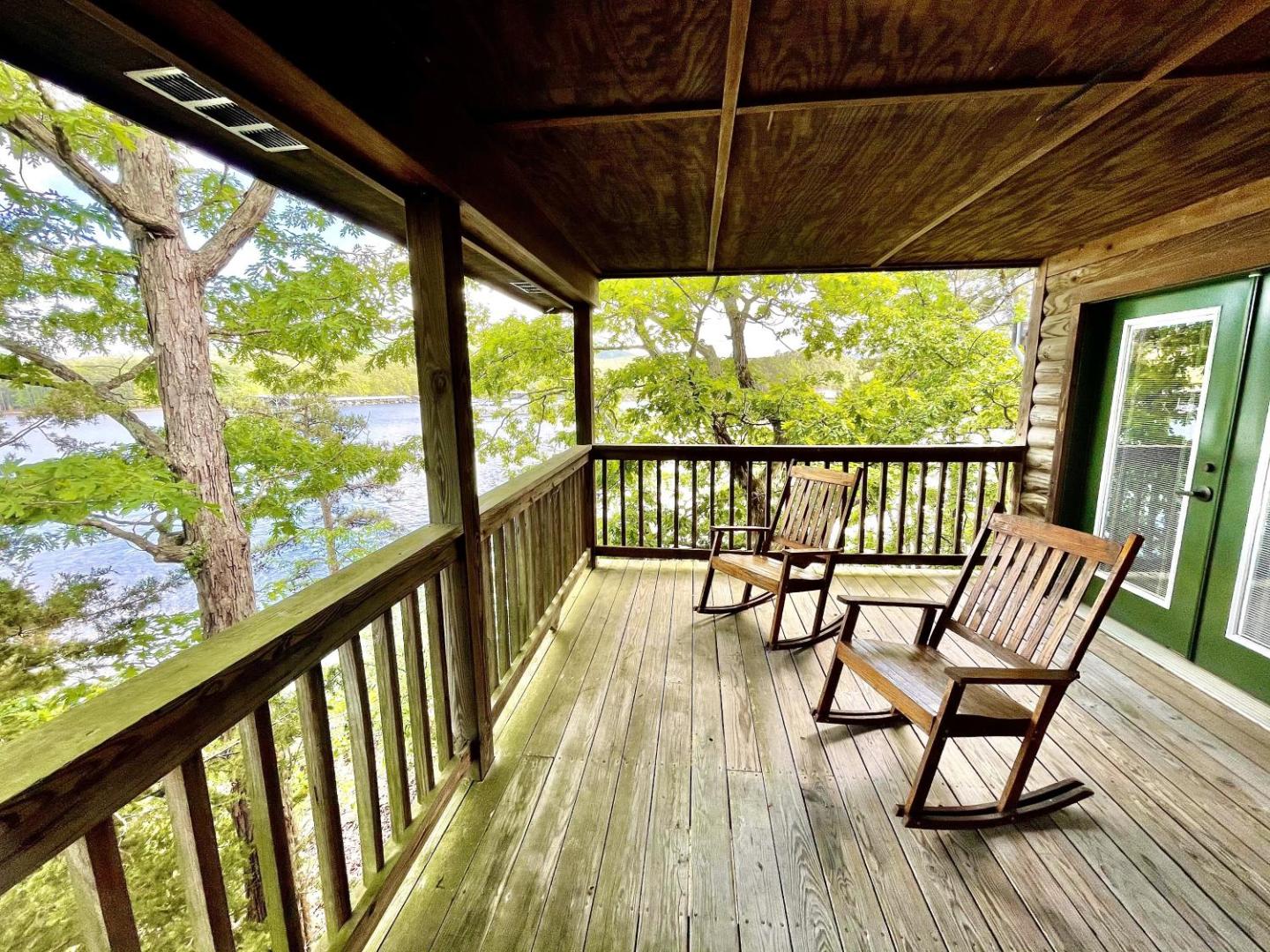 Bild 2: C17 - Lake view three bedroom, three bath log-sided cottage with private hot tub overlooking Lake Ouachita