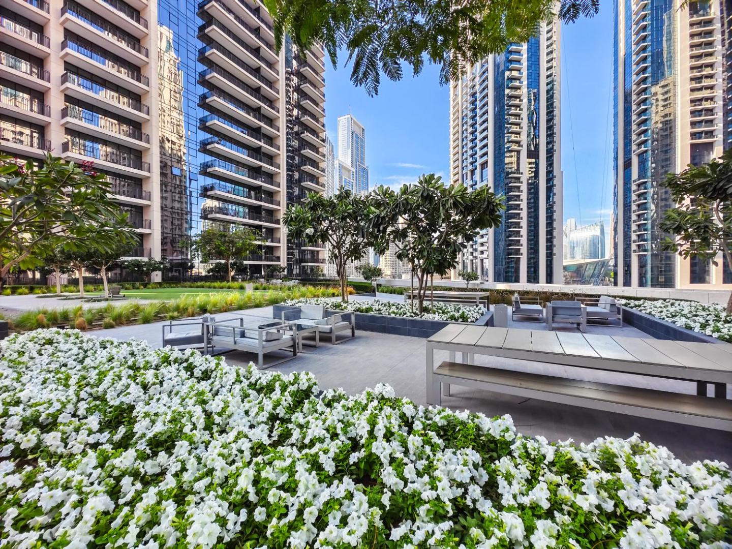 Billede 5: Classy 2BR in Boulevard Crescent - Downtown Dubai