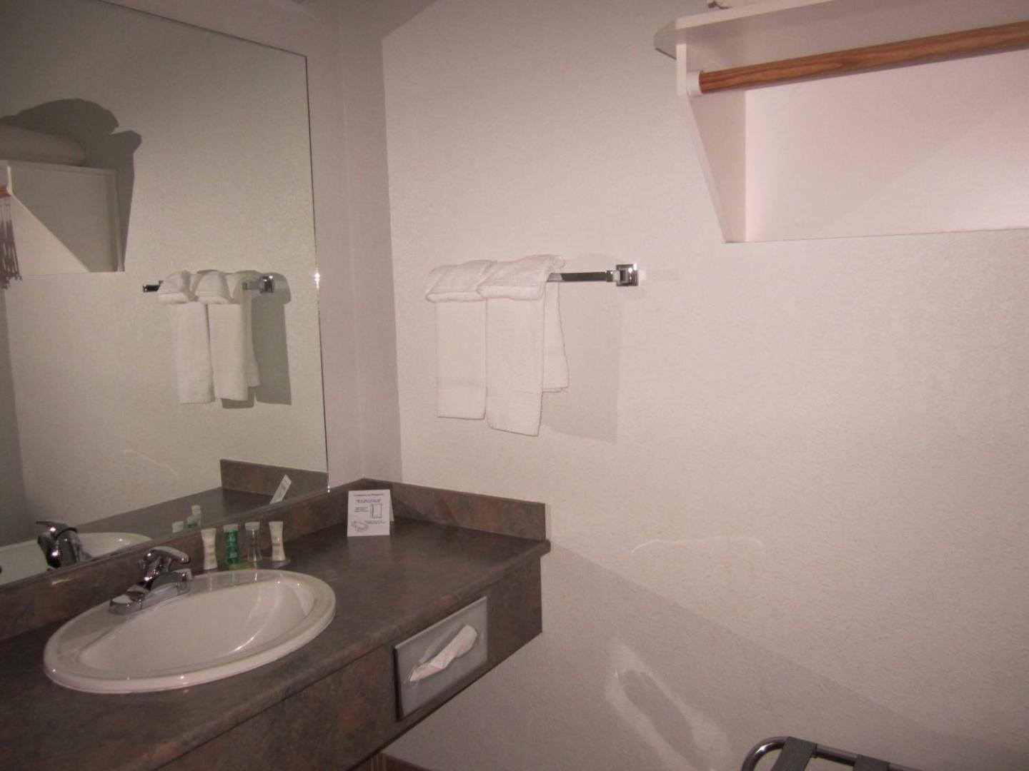 Foto 2: Super 8 by Wyndham 100 Mile House