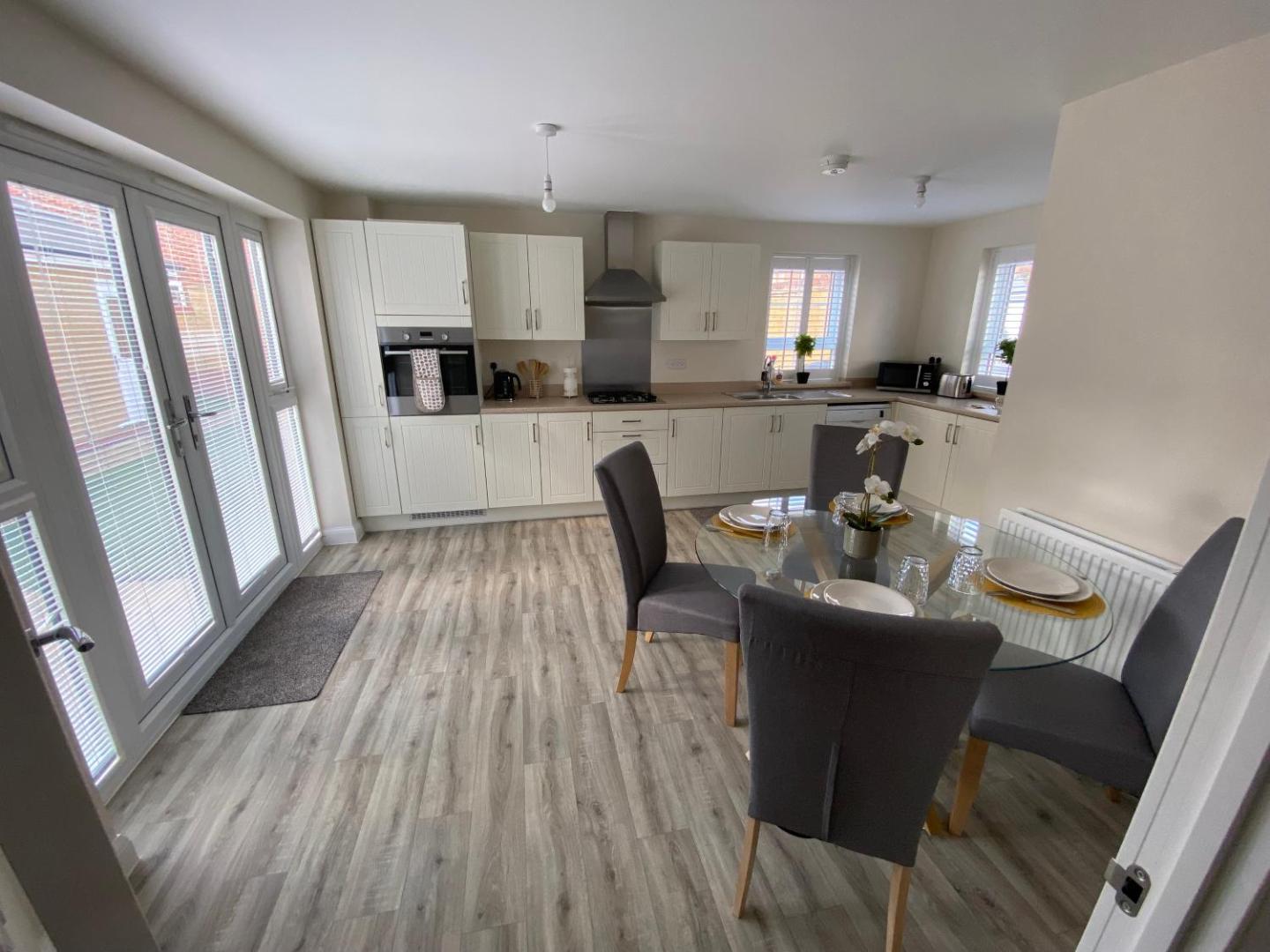 Foto 10: Westergate - 4 Bed Luxury Home with free parking