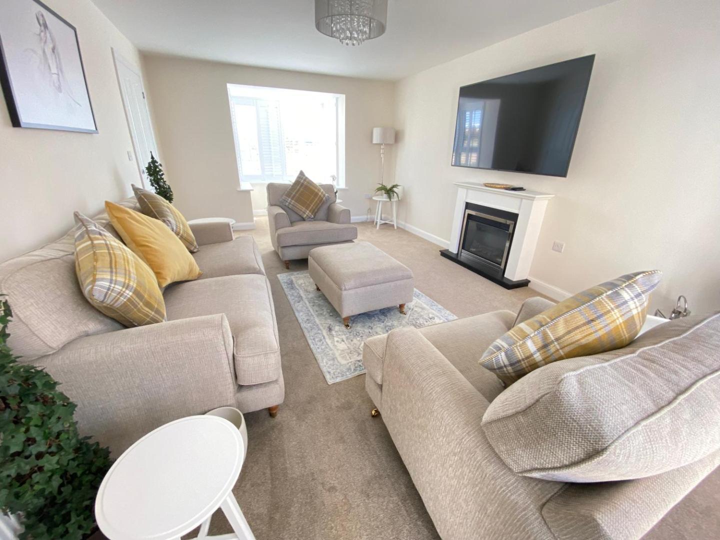 Foto 2: Westergate - 4 Bed Luxury Home with free parking