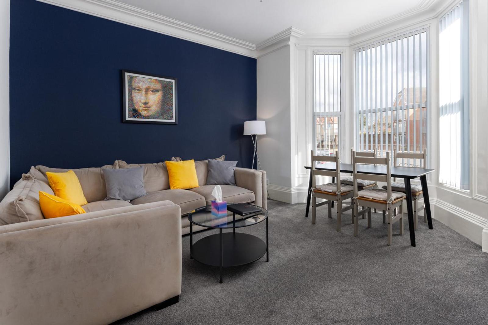 Bilde 6: Flatzy - Sleeps 16 Near Football Ground & Ping Pong Table