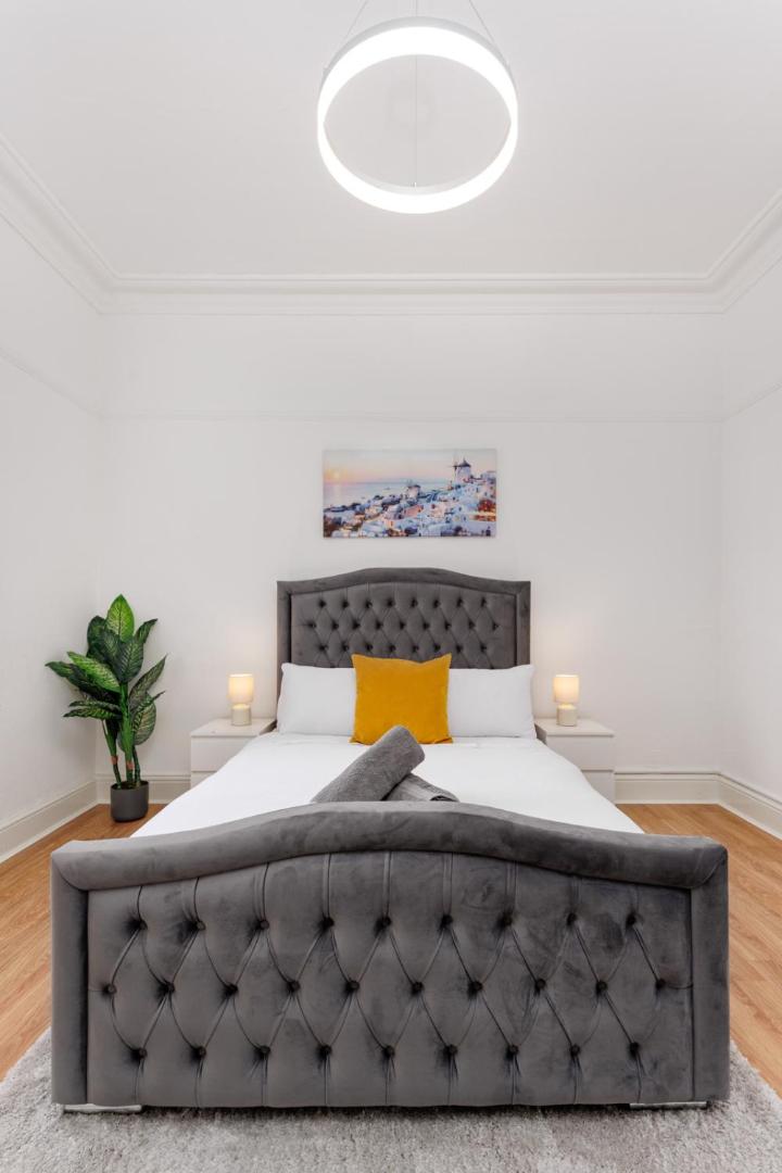 Bilde 2: Flatzy - Sleeps 16 Near Football Ground & Ping Pong Table